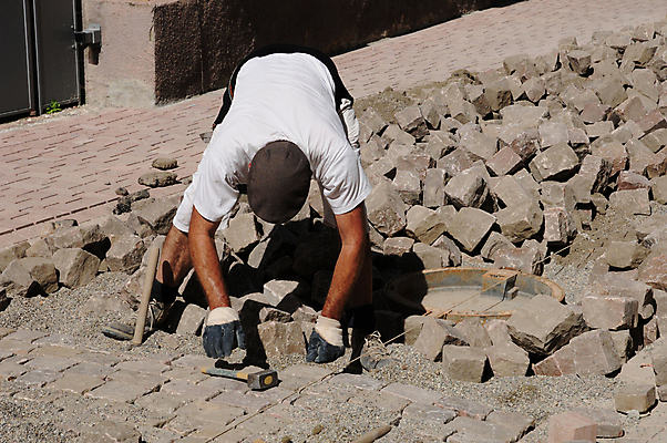 포토 JPG 해외이미지 외관 도로 노동자 거리 주택 사람없음 야외 마을 프랑스 조약돌 시골 업무 보행로 옛날 해외202004 해외포토 직업 유럽 길 교통시설 건물 돌_바위 작업 파일형식 이미지허브