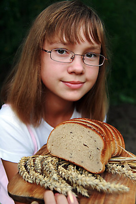 포토 JPG 해외이미지 식물 음식 빵 조각 농업 다이어트 자연 건강 옥수수 요리 한명 농장 식사 수확 아침식사 낟알 시리얼 밀 다발 먹기 유기농 내추럴 밭일 헤이즐넛 해외202004 해외포토 1 웰빙 산업 모션 곡류 사람 견과류 생태계 파일형식 이미지허브