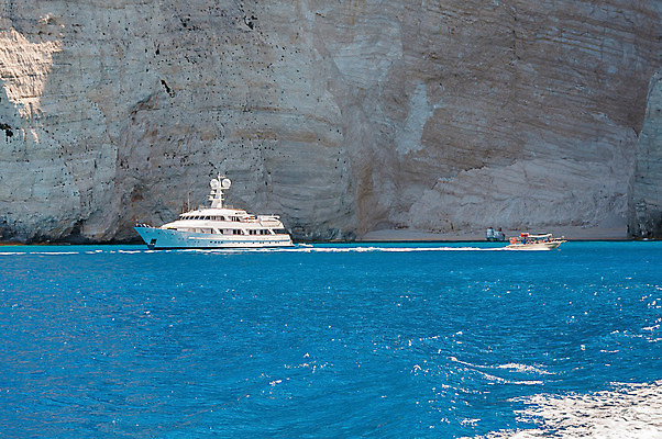 포토 JPG 해외이미지 유럽 바다 섬 여행 요트 자연 휴가 풍경 해변 사람없음 물 여름 파란색 맑음 바위 만 보트 크루즈 지중해 그리스 석호 그리스인 내추럴 석회암 터키석 해외202004 해외포토 자연요소 서양인 계절 나라 컬러 배_교통 날씨 암석 돌_바위 보석 생태계 파일형식 이미지허브