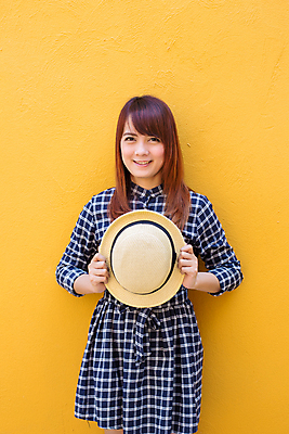 포토 JPG 해외이미지 모델 1 라이프스타일 손 응시 드레스 옷 여자 행복 감정 얼굴 백그라운드 한명 미소 사람 동양인 성인 여름 기쁨 수확 흰색 표현 신선 잡기 닫기 떨어짐 내추럴 고립 해외202004 해외포토 시선 계절 컬러 컨셉 농업 모션 표정 인종 생활 신체부위 파일형식 이미지허브