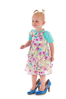 포토 JPG 해외이미지 백인 드레스 여자 꽃 행복 어린이 분홍색 포즈 백그라운드 신발 셔츠 장난 놀이 엄마 한명 서기 미소 사람 초록색 물 여름 파란색 금발 기쁨 성장 흰색 작음 큼 수줍음 스마트 긍정 보여주기 길이 걸음마 결백 천진난만 해외202004 해외포토 자연요소 서양인 식물 1 헤어스타일 옷 계절 감정 컬러 컨셉 상의 가족 모션 표정 크기 파일형식 이미지허브