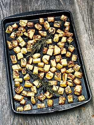 포토 JPG 해외이미지 음식 채소 감자 요리 사람없음 옆모습 세로 시골 굽기 허브 큐브 로즈메리 녹말 채식주의자 탄수화물 해외202004 해외포토 식물 뷰포인트 구이 채식 파일형식 이미지허브