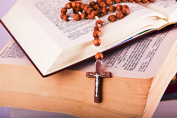 포토 JPG 해외이미지 라이프스타일 리본 기독교 종교 종이 십자가 목걸이 텍스트 부활절 미술 사람없음 책 빨간색 갈색 교회 믿음 검은색 성경 희망 천주교 골동품 덮개 기도 오픈 예수 영혼 가죽 오브젝트 페이지 신성 묵주 숭배 신앙심 옛날 헬프 해외202004 해외포토 기념일 감정 컬러 장신구 종교용품 종교건축 문화예술 건물 생활 뚜껑 도움 신_종교 파일형식 이미지허브