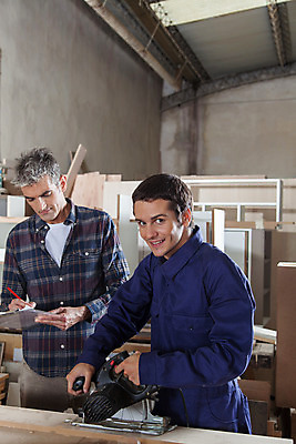 포토 JPG 해외이미지 모델 직업 응시 행복 산업 2 노동자 고글 사람 20대 두명 목재 세로 카메라 앞치마 힘 기계 장비 기구 공구 업무 작업실 재산 수리 자르기 목수 책상 만들기 목공예 정비공 건축업자 리모델링 수목 업그레이드 옛날 조작 해외202004 해외포토 나무 시선 건축 감정 가구 재료 모션 청년 금융 전자제품 도구 작업 기술자 공예 파일형식 이미지허브