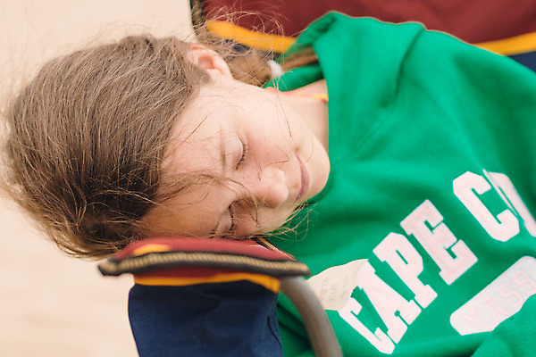 포토 JPG 해외이미지 백인 여자 어린이 휴가 피곤 한명 앉기 청년 야외 잠 해외202004 해외포토 서양인 1 컨셉 모션 사람 성인 파일형식 이미지허브