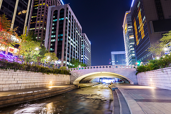 포토 JPG 해외이미지 야경 서울 한국 사람없음 야외 건물 도시풍경 흐름 도시 도심 청계천 해외202004 해외포토 건축물 아시아 컨셉 풍경 강 야간 랜드마크 파일형식 풍경_경치 이미지허브
