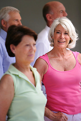 포토 JPG 해외이미지 백인 라이프스타일 커플 여자 할아버지 노년 남자 행복 할머니 2 주택 함께함 건강 사람 여러명 성인 취미 야외 세로 친구 정원 우정 그룹 은퇴 동료 70대 방문 동반자 연금 옛날 조부모 해외202004 해외포토 서양인 감정 다수 컨셉 가족 관계 건물 생활 파일형식 이미지허브