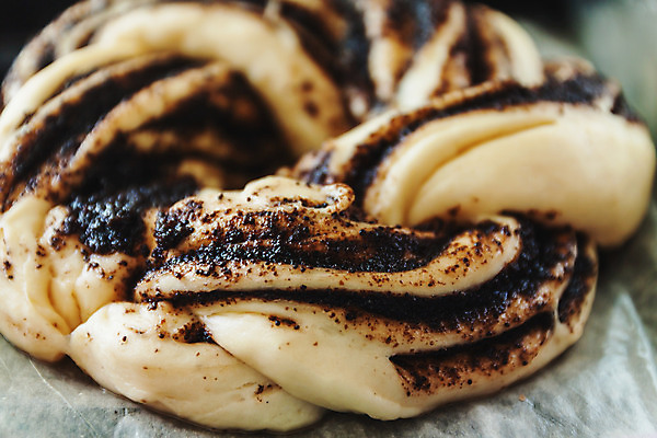 포토 JPG 해외이미지 전통 종이 음식 조각 부분 탁자 디저트 부활절 요리 씨앗 사람없음 갈색 케이크 주방 검은색 식사 빵집 껍질 신선 원형 칼 달콤 맛 아침식사 자르기 밀 굽기 준비 날것 반죽 롤 밀가루 양귀비 덩어리 번 블러 사방 이스트 페스츄리 핸드메이드 해외202004 해외포토 도형 식물 기념일 꽃 빵 컬러 가구 컨셉 모션 곡류 상점 가루 구이 파일형식 이미지허브