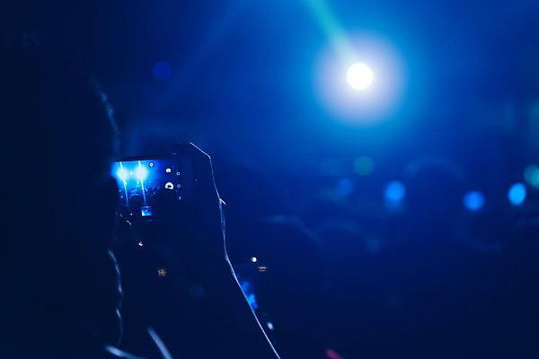 포토 JPG 해외이미지 손 실루엣 음악 들기 신체부위 파란색 빛 스마트폰 축제 콘서트 스포트라이트 해외202004 영상촬영 해외포토 컬러 모션 문화예술 촬영기법 사람 핸드폰 스마트기기 촬영 공연 파일형식 이미지허브
