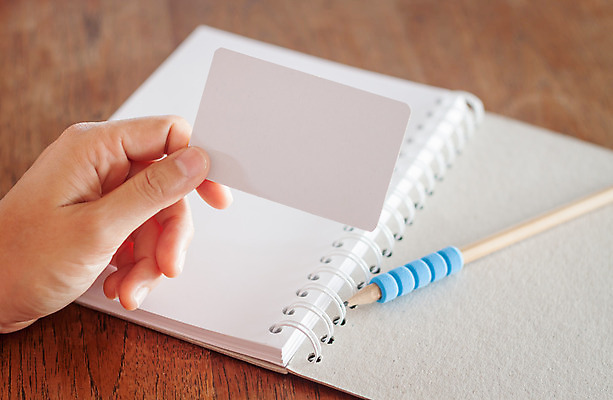 포토 JPG 해외이미지 백인 1 손 여자 종이 안경 백그라운드 비즈니스 텍스트 통신 사람 사람없음 스마트폰 우주 공백 터치 흰색 잡기 신용카드 이름 메시지 무역 주기 신분 쇼 보여주기 경영 마케팅 카피스페이스 해외202004 해외포토 서양인 잡화 산업 컬러 모션 신체부위 금융 핸드폰 스마트기기 파일형식 이미지허브