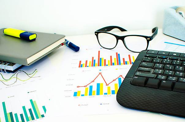 포토 JPG 해외이미지 종이 백그라운드 인터넷 비즈니스 성공 그래프 설계 관리 사람없음 금융 파란색 컴퓨터 사무실 펜 흐름 정보 키보드 업무 문서 경영 마케팅 프로젝트 해외202004 해외포토 컬러 컨셉 경제 전자제품 필기구 작업 파일형식 이미지허브