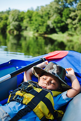 포토 JPG 해외이미지 남자 행복 호수 어린이 스포츠 파도 여행 휴가 휴식 한명 미소 사람 소년 초록색 물 여름 강 기쁨 캠핑 연못 보트 당기기 숲 카누 카약 주말 망아지 뱃놀이 해외202004 해외포토 자연요소 1 계절 감정 새끼 바다 컬러 컨셉 배_교통 모션 레저 표정 전통놀이 수상스포츠 말_동물 파일형식 이미지허브
