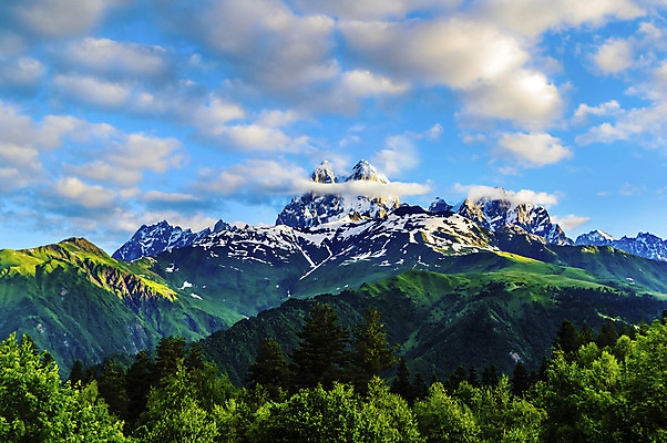 포토 JPG 해외이미지 나무 구름 벽 여행 자연 하늘 아침 휴가 산 파노라마 풍경 경사 사람없음 야외 초록색 파란색 빛 태양 평화 환경 계곡 맑음 얼음 하이킹 정상 숲 돌산 언덕 산등성이 솜털 내추럴 생태학 절정 조지아 해외202004 해외포토 주간 자연요소 식물 교육 컬러 컨셉 레저 날씨 촬영기법 생태계 동유럽 파일형식 이미지허브