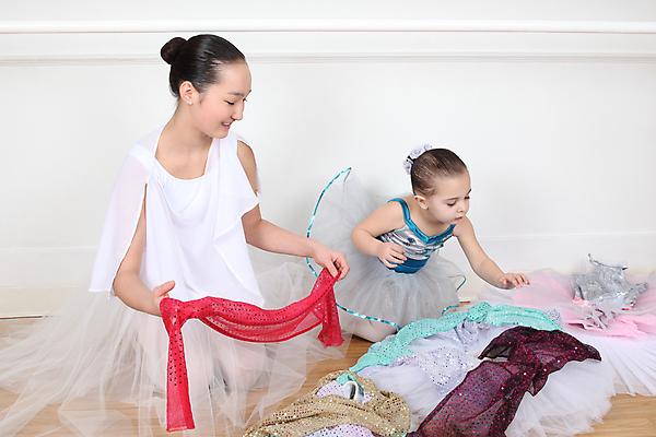 포토 JPG 해외이미지 백인 학생 여자 어린이 사람 소녀 두명 10대 우아함 발레 발레리나 발레복 여자만 해외202004 해외포토 서양인 옷 컨셉 청소년 춤 파일형식 이미지허브