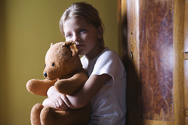 포토 JPG 해외이미지 어린이 티셔츠 생각 포옹 상상 실내 한명 사람 앉기 취미 캐주얼 금발 장난감 곰인형 꿈 슬픔 향수 명상 러시아 공상 포니테일 해외202004 해외포토 1 헤어스타일 옷 감정 유럽 인형 셔츠 안기 모션 내부 화장품 파일형식 이미지허브