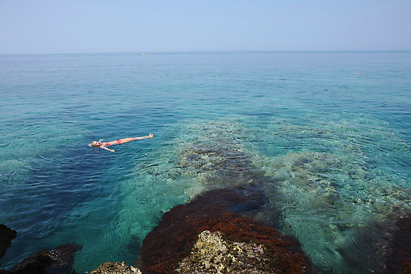 포토 JPG 해외이미지 유럽 바다 여행 자연 휴가 한명 야외 물 여름 파란색 수영 위험 지중해 암초 몬테네그로 해외202004 해외포토 자연요소 1 계절 나라 컬러 컨셉 사람 수상스포츠 생태계 파일형식 이미지허브