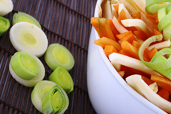 포토 JPG 해외이미지 접시 음식 다이어트 채소 오렌지 오이 건강 요리 사람없음 초록색 주방 정원 식사 저녁식사 당근 샐러드 흰색 신선 고명 닫기 자르기 먹기 준비 유기농 날것 슬라이스 후추 성분 내추럴 점심식사 섞기 영양분 채식주의자 개조 해외202004 해외포토 식기 웰빙 컬러 과일 모션 뿌리채소 향신료 채식 파일형식 이미지허브