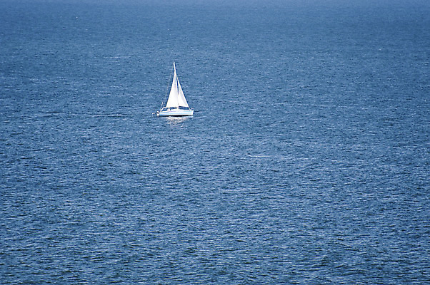 포토 JPG 해외이미지 바다 자연 항해 풍경 사람없음 야외 물 파란색 흰색 보트 돛 발트해 해외202004 해외포토 자연요소 컬러 배_교통 북유럽 생태계 파일형식 이미지허브