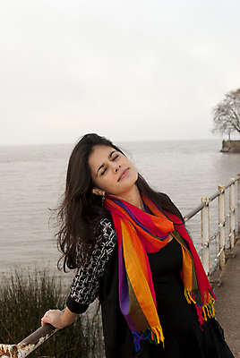 포토 JPG 해외이미지 전신 여자 갈색머리 한명 사람 물 강 항구 목도리 미국 보트 아르헨티나 얇은 해외202004 해외포토 자연요소 1 헤어스타일 잡화 북아메리카 배_교통 교통시설 남아메리카 파일형식 이미지허브