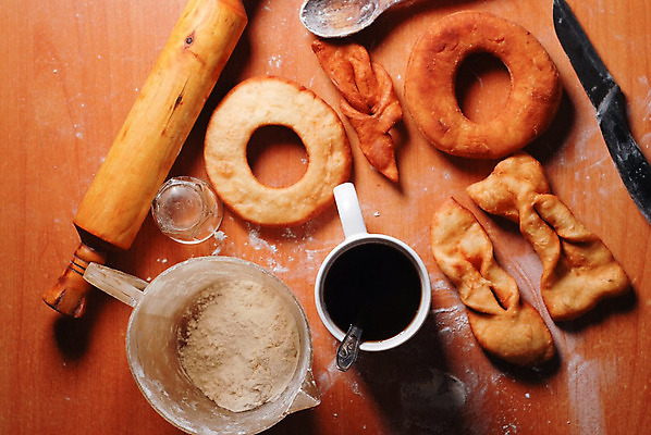 포토 JPG 해외이미지 전통 커피 백그라운드 디저트 요리 사람없음 목재 세로 숟가락 흰색 칼 도넛 달콤 밀가루 밀대 번 페스츄리 핸드메이드 해외202004 해외포토 나무 음료 음식 빵 컬러 재료 주방용품 수저 맛 가루 파일형식 이미지허브