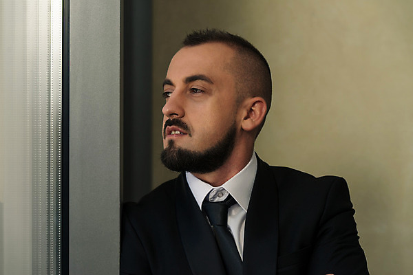 포토 JPG 해외이미지 백인 직업 응시 남자 인터넷 비즈니스 CEO 성공 노동자 한명 서기 사람 정장 성인 컴퓨터 사무실 업무 비즈니스맨 자신감 종업원 경영자 옷입기 온라인 주인 변호사 경영 해외202004 해외포토 서양인 1 시선 옷 감정 컨셉 모션 전자제품 작업 직장인 리더 파일형식 이미지허브