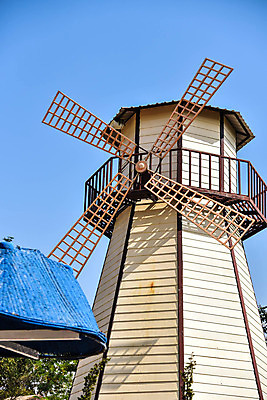 포토 JPG 해외이미지 구름 직업 유럽 하늘색 날개 건축양식 하늘 바람 사람없음 건물 여름 파란색 마을 풍차 시골 역사 낟알 시리얼 묘사 갈기 천연기념물 방앗간 옛날 스타일 해외202004 해외포토 자연요소 건축물 계절 건축 나라 음식 컬러 날씨 파일형식 이미지허브