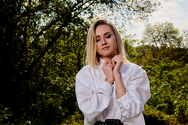 포토 JPG 해외이미지 백인 모델 라이프스타일 드레스 여자 행복 유럽 여행 셔츠 건강 한명 야외 치마 금발 유행 여행객 수확 도시 화려 우아함 타운 내추럴 화창 해외202004 해외포토 서양인 1 헤어스타일 옷 감정 나라 컨셉 상의 농업 하의 날씨 사람 생활 파일형식 이미지허브