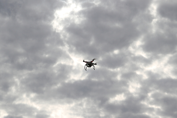 포토 JPG 해외이미지 직업 실루엣 백그라운드 하늘 새로움 안테나 사람없음 파란색 카메라 디지털 사진촬영 장비 흰색 도시 헬리콥터 무선전화기 로봇 프로펠러 멀리 혁명 드론 스파이 제어 해외202004 해외포토 컬러 컨셉 통신 비행기 촬영기법 전자제품 촬영 전화기 파일형식 이미지허브