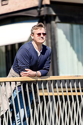 포토 JPG 해외이미지 1 라이프스타일 응시 남자 유럽 무기 40대 생각 건축양식 관리 한명 서기 사람 성인 야외 세로 선글라스 여행객 평화 관찰 도시 명상 배려 해외202004 해외포토 시선 건축 나라 안경 중년 컨셉 모션 생활 파일형식 이미지허브