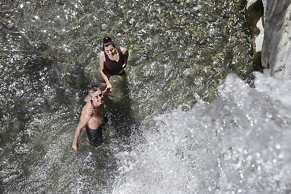 포토 JPG 해외이미지 백인 라이프스타일 커플 여자 남자 수영복 40대 2 장난 관계 휴가 함께함 탈의 서기 미소 사람 성인 야외 두명 가로 물 여름 30대 강 손잡기 폭포 젖음 올려보기 기다림 스페인 결합 그라나다 스플래쉬 해외202004 해외포토 자연요소 서양인 옷 계절 유럽 중년 컨셉 모션 자연 표정 생활 장년 파일형식 이미지허브