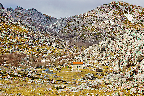 포토 JPG 해외이미지 구름 공원 여행 자연 하늘 산 주택 풍경 사람없음 야외 파란색 노란색 계곡 하이킹 사막 바위 흰색 시골 황금 가장자리 정상 큼 오두막 언덕 산등성이 시력 오르기 장면 지역 암초 사암 크로아티아 내추럴 수평선 해외202004 해외포토 자연요소 공공시설 유럽 컬러 모션 레저 건물 돌_바위 둘레 크기 생태계 파일형식 이미지허브