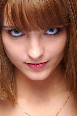 포토 JPG 해외이미지 백인 모델 1 학생 라이프스타일 응시 여자 감정 얼굴 한명 사람 성인 파란색 유행 흰색 우아함 집중 주목 해외202004 해외포토 서양인 시선 컬러 컨셉 생활 신체부위 파일형식 이미지허브