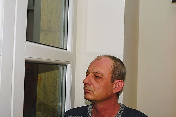 포토 JPG 해외이미지 백인 손 남자 감정 얼굴 생각 창문 스트레스 주택 건강 한명 사람 앉기 성인 내부 약 머리 어둠 고통 환자 의사 슬픔 표현 범죄 좌절 고독 불안 고민 두통 문제 후회 돌봄 배려 어려움 우울감 우울증 트러블 해외202004 해외포토 서양인 1 컨셉 의학 모션 건물 신체부위 의료진 질병 파일형식 이미지허브