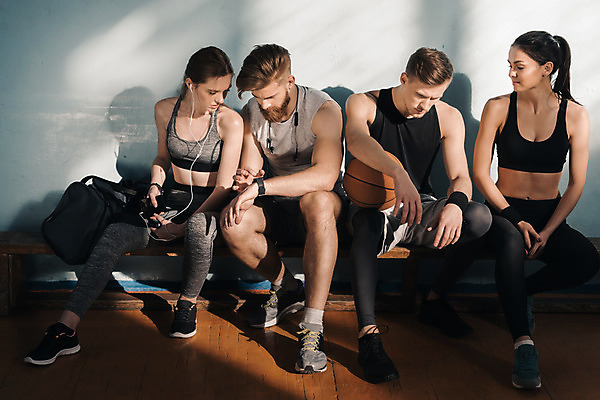 포토 JPG 해외이미지 백인 라이프스타일 여자 남자 유럽 스포츠 공 휴식 함께함 농구 실내 피곤 사람 여러명 성인 친구 운동복 운동 우정 체육관 해외202004 해외포토 서양인 옷 나라 다수 컨셉 관계 건강 내부 생활 구기 파일형식 이미지허브