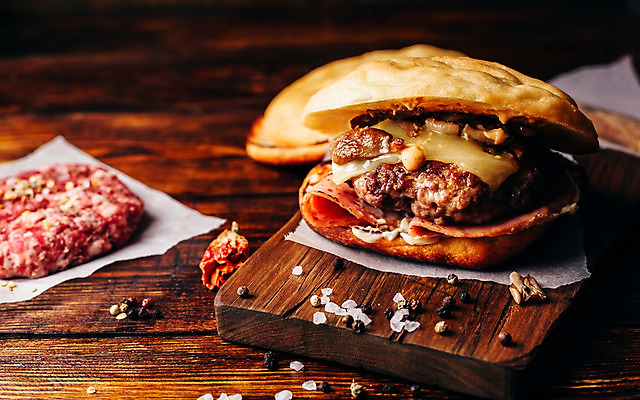 포토 JPG 해외이미지 패스트푸드 실내 사람없음 햄버거 향신료 소금 패티 나무도마 나무탁자 수제햄버거 통후추 종이호일 해외202004 해외포토 탁자 도마 내부 목재 인스턴트 후추 향미료 파일형식 이미지허브