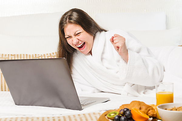 포토 JPG 해외이미지 백인 여자 휴식 실내 한명 웃음 사람 앉기 성인 앞모습 옆모습 노트북 침대 목욕가운 성인여자한명만 해외202004 해외포토 서양인 1 뷰포인트 가구 컨셉 모션 표정 내부 전자제품 가운 여자한명만 성인여자만 파일형식 이미지허브