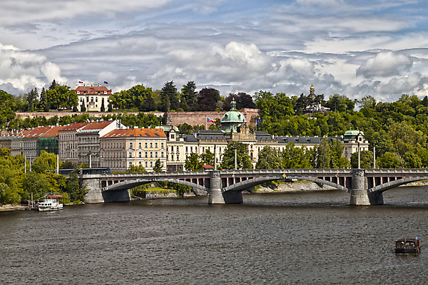 포토 JPG 해외이미지 나무 구름 외관 응시 유럽 종교 문화 여행 건축양식 하늘 사람없음 야외 건물 물 파란색 강 컬러풀 성당 탑 맑음 일몰 봄 도시 개화 보트 중세 역사 성자 야간 극장 속도 체코 프라하 타운 고딕 옛날 전국 해외202004 해외포토 자연요소 식물 건축물 시선 계절 건축 꽃 나라 컬러 배_교통 종교건축 날씨 노을 파일형식 이미지허브