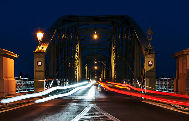 포토 JPG 해외이미지 유럽 도로 건축양식 모션 자동차 하늘 사람없음 야외 빛 반사 흐름 야간 저녁 연결 장노출 다뉴브강 슬로바키아 철강 콘크리트 해외202004 해외포토 자연요소 건축 나라 길 육상교통 컨셉 교통시설 촬영기법 파일형식 이미지허브