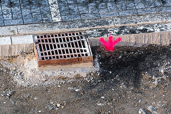 포토 JPG 해외이미지 산업 표시 거리 건조 사람없음 숫자 금속 덮개 조약돌 만 원형 수리 아스팔트 철 운하 폐수 해외202004 해외포토 도형 문자 도로 재질 뚜껑 돌_바위 환경오염 파일형식 이미지허브