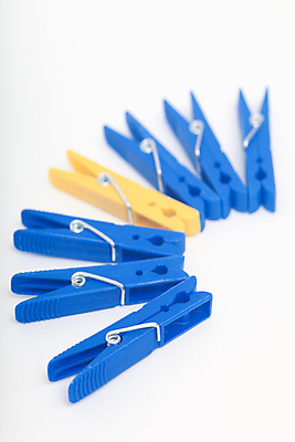 포토 JPG 해외이미지 옷 줄 가사 건조 집게 사람없음 파란색 직물 빨래 오브젝트 클립 정물화 해외202004 해외포토 컬러 그림 파일형식 이미지허브