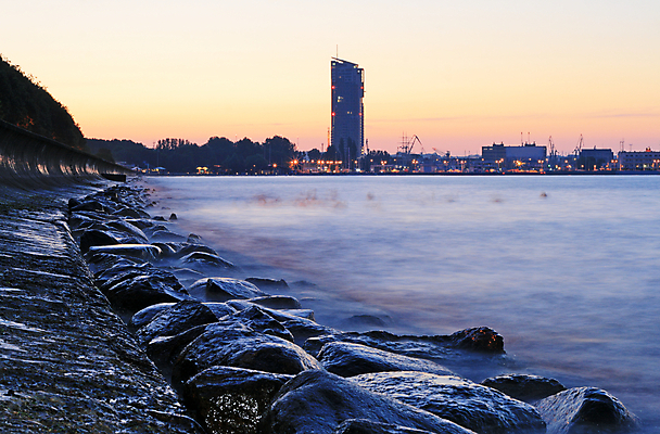 포토 JPG 해외이미지 도로 파도 바다 여행 벤치 휴가 휴식 풍경 사람없음 야외 가로 물 여름 빛 반사 항구 침묵 일몰 바위 등불 만 보호 저녁 휴양지 방파제 광택 폴란드 터키석 해외202004 해외포토 자연요소 계절 공공시설 유럽 길 컨셉 의자 교통시설 조명 노을 소리 장소 돌_바위 야간 보석 파일형식 이미지허브