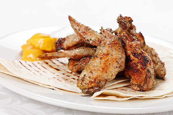 포토 JPG 해외이미지 음식 날개 고추 뼈 육류 옥수수 요리 사람없음 파란색 식당 식사 저녁식사 치킨 튀김 신선 바 뜨거움 막대기 맛 바비큐 먹기 속도 매움 스쿼시 타코 절임 해로움 해외202004 해외포토 스포츠 컬러 컨셉 채소 식재료 모션 곡류 구기 상점 닭고기요리 파일형식 이미지허브