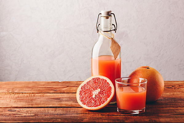 포토 JPG 해외이미지 단면 유리병 잔 실내 사람없음 자몽 나무탁자 자몽주스 해외202004 해외포토 식기 과일 탁자 병_용기 내부 과일주스 파일형식 이미지허브