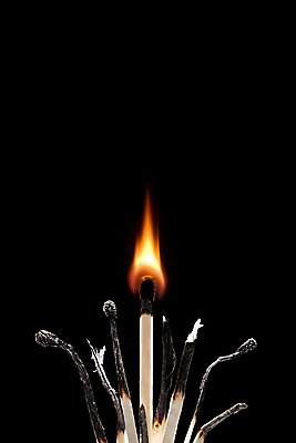 포토 JPG 해외이미지 선 백그라운드 컨셉 오렌지 불 조명 경기 사람없음 목재 세로 노란색 머리 우주 검은색 에너지 뜨거움 막대기 그룹 결과 정상 위험 큼 대표 성냥 메인 시작 싱글 리더 문학 자원 빛망울 연소 썩음 화상 효과 해외202004 해외포토 자연요소 나무 스포츠 컬러 과일 재료 신체부위 빛 상처 크기 파일형식 이미지허브