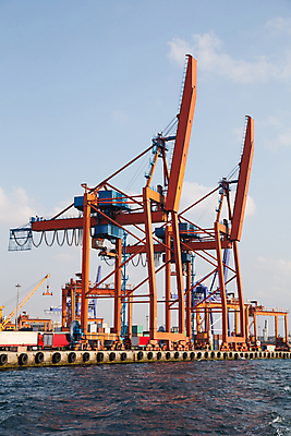 포토 JPG 해외이미지 산업 바다 오렌지 교통시설 사람없음 항구 장비 화물 큼 기중기 해안도시 리프트 포트 로딩 리프팅 수입 해외202004 해외포토 교통 과일 운송업 도시 중장비 크기 시설 파일형식 이미지허브