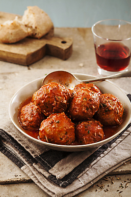 포토 JPG 해외이미지 그릇 음료 빵 잔 사람없음 숟가락 뜨거움 미트볼 토마토소스 나무도마 해외202004 해외포토 식기 음식 도마 수저 목재 소스_음식 파일형식 이미지허브