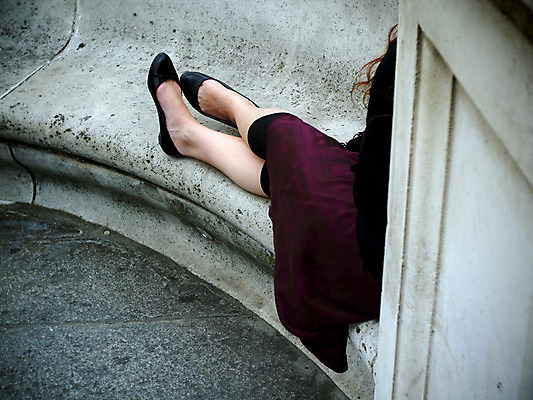 포토 JPG 해외이미지 라이프스타일 신발 앉기 사람없음 치마 여행객 프랑스 브레이크 파리(프랑스) 해외202004 해외포토 유럽 모션 하의 사람 생활 파일형식 이미지허브