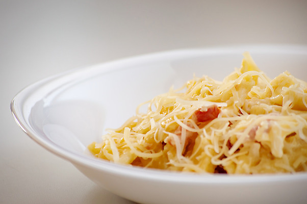 포토 JPG 해외이미지 전통 접시 음식 백그라운드 치즈 파스타 건강 스파게티 요리 사람없음 식당 식사 저녁식사 이탈리아 흰색 신선 맛 먹기 베이컨 바질 점심식사 마카로니 해외202004 해외포토 식기 유럽 컬러 컨셉 모션 유제품 서양음식 돼지고기 상점 파스타면 파일형식 이미지허브