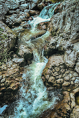 포토 JPG 해외이미지 계절 유럽 모션 자연 산 국립공원 풍경 사람없음 야외 물 강 햇빛 환경 침묵 봄 폭포 흐름 추위 신선 개울 황무지 숲 묘사 암초 내추럴 민물 생태학 슬로베니아 해외202004 해외포토 자연요소 공원 교육 나라 컨셉 태양 소리 생태계 파일형식 이미지허브