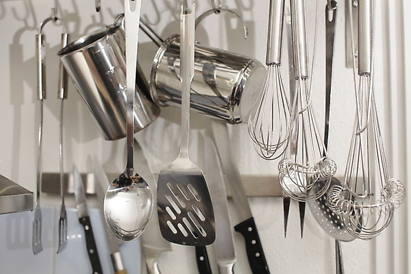 포토 JPG 해외이미지 음식 벽 백그라운드 포크 가정 주방용품 주택 매달리기 요리 사람없음 가로 세트 금속 주방 식당 숟가락 사진촬영 기계 흰색 기구 도구 잡기 구멍 그룹 아침식사 은색 바비큐 수집 오브젝트 국자 주걱 서버 신발장 철강 항목 해외202004 해외포토 식기 컬러 생활용품 모션 재질 수저 건물 상점 촬영 식사 파일형식 이미지허브